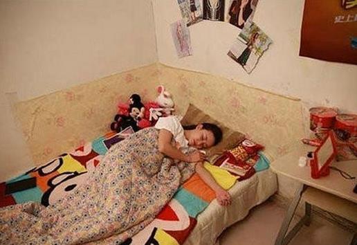 北漂女孩的地下室现实生活:半夜常听隔壁的声音 北漂女孩的地下室现实生活:半夜常听隔壁的声音