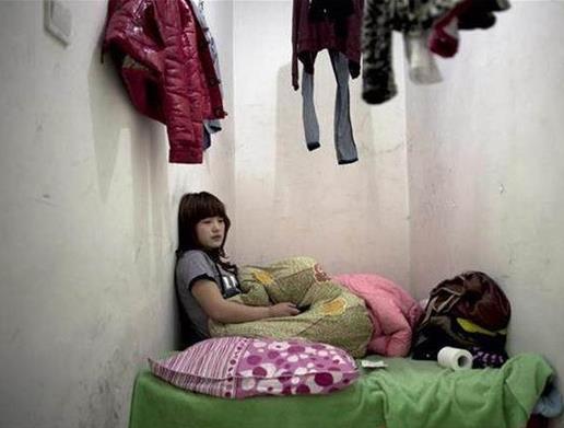 北漂女孩的地下室现实生活:半夜常听隔壁的声音 北漂女孩的地下室现实生活:半夜常听隔壁的声音