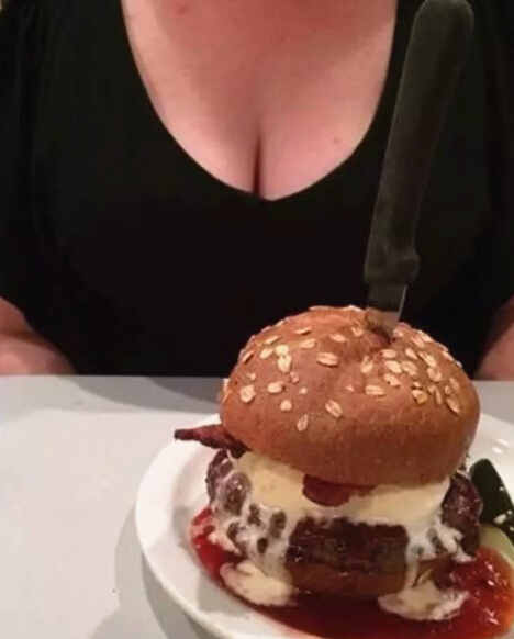 图片故事：美女晒美食照网友近看发现超恐怖细节