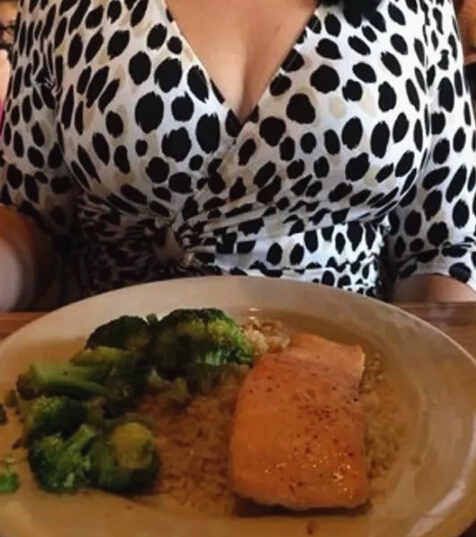 图片故事：美女晒美食照网友近看发现超恐怖细节