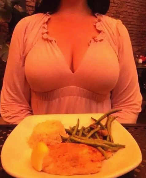 图片故事：美女晒美食照网友近看发现超恐怖细节