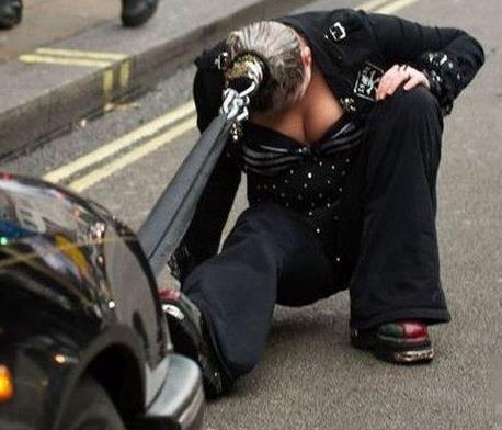 女汉子用头发拉4吨汽车 惊呆众人