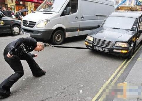 女汉子用头发拉4吨汽车 惊呆众人