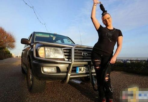 女汉子用头发拉4吨汽车 惊呆众人