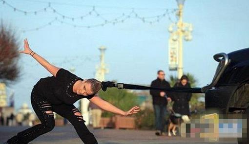 女汉子用头发拉4吨汽车 惊呆众人