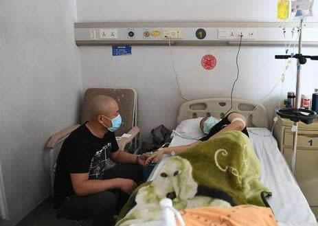 父亲剃光头陪伴患白血病的女儿：共抗病魔希望女儿好起来