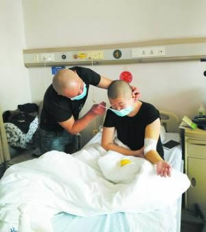 父亲剃光头陪伴患白血病的女儿：共抗病魔希望女儿好起来