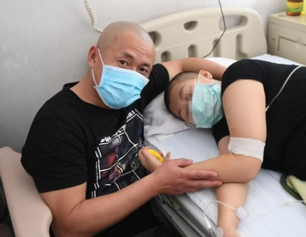 父亲剃光头陪伴患白血病的女儿：共抗病魔希望女儿好起来