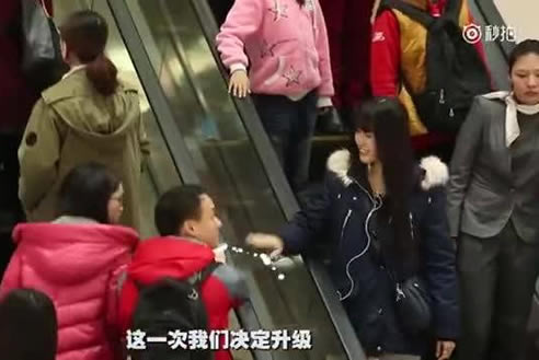 美女在扶手电梯摸手撩汉：男人们被撩得一脸懵圈