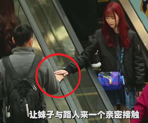 美女在扶手电梯摸手撩汉：男人们被撩得一脸懵圈