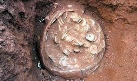 男子上山寻宝 挖出这物吓坏了!（图）