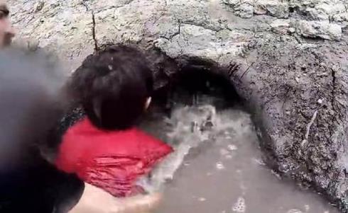 父子怪洞里竟拖出庞然大物（难忘经历过程图）