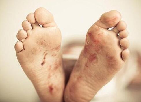 亡者葬礼途中醒来上演惊魂一幕 诈尸画面惊悚恐怖至极