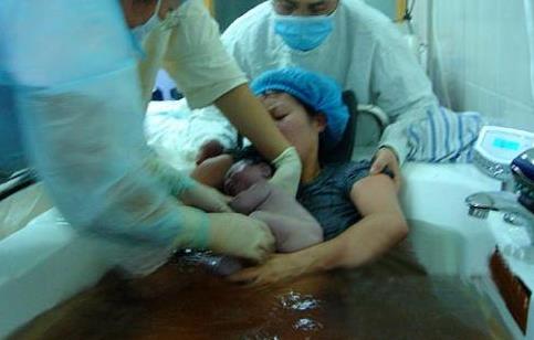 水中分娩疼吗 为什么说水中分娩可以减轻疼痛 水中分娩疼吗 为什么说水中分娩可以减轻疼痛