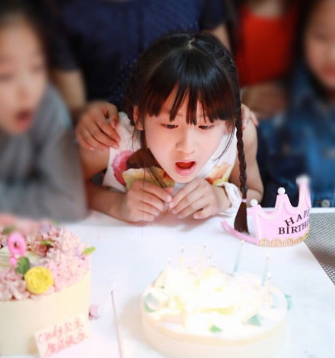 带风女孩森碟九岁啦！田亮晒女儿美照元气满满