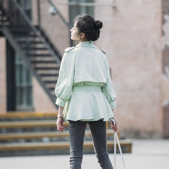 【风衣搭配裙子】风衣配裙子搭配图片：时尚更具女人味