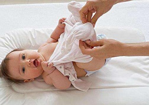 【给婴儿穿衣服】怎样给婴儿穿衣服,给婴儿穿衣服的具体步骤