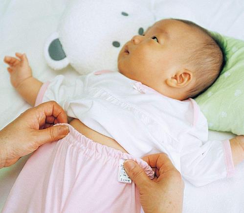 【给婴儿穿衣服】怎样给婴儿穿衣服,给婴儿穿衣服的具体步骤