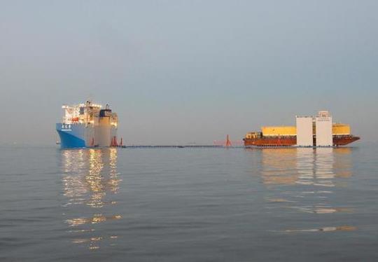 中国海军巨无霸船队曝光：可运输万吨舰船（图）