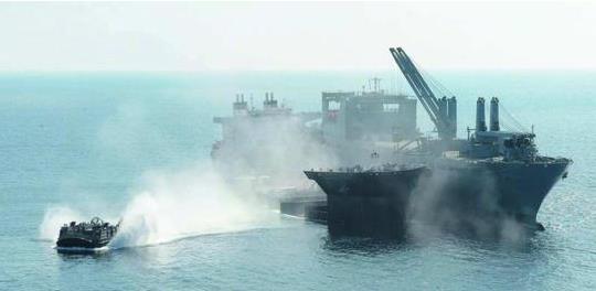 中国海军巨无霸船队曝光：可运输万吨舰船（图）