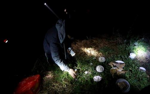 这个村子人死后棺材路边停放7年(组图) 这个村子人死后棺材路边停放7年(组图)