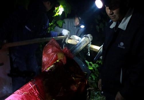 这个村子人死后棺材路边停放7年(组图) 这个村子人死后棺材路边停放7年(组图)