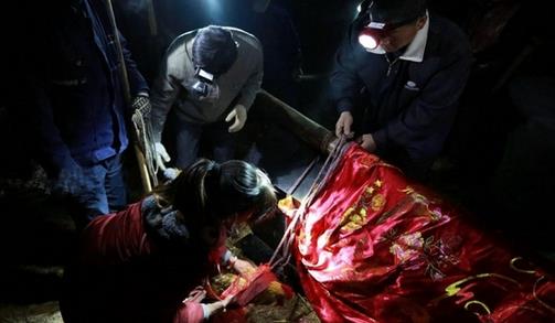 这个村子人死后棺材路边停放7年(组图) 这个村子人死后棺材路边停放7年(组图)