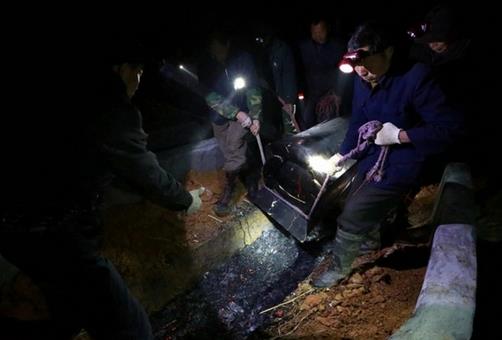 这个村子人死后棺材路边停放7年(组图) 这个村子人死后棺材路边停放7年(组图)