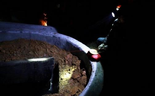 这个村子人死后棺材路边停放7年(组图) 这个村子人死后棺材路边停放7年(组图)