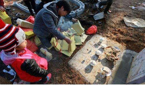 这个村子人死后棺材路边停放7年(组图) 这个村子人死后棺材路边停放7年(组图)