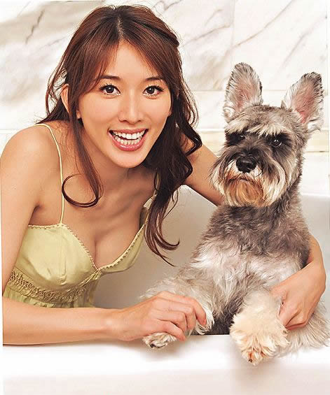 林志玲可爱生活照：穿性感睡衣怀抱爱犬画面