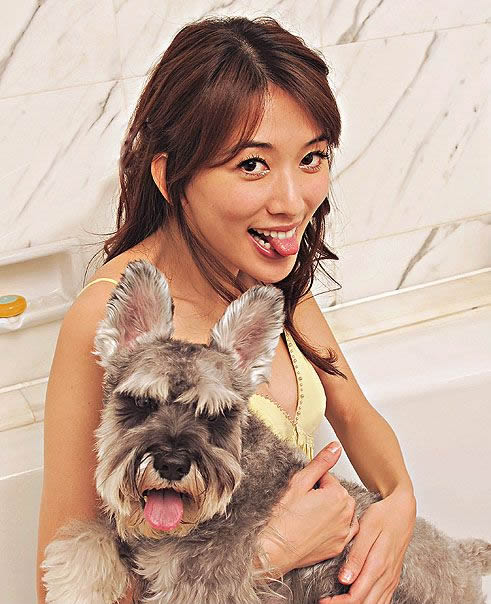林志玲可爱生活照：穿性感睡衣怀抱爱犬画面