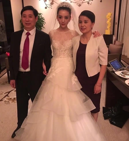 郭富城新娘方媛现身 穿中式礼服显腰粗（图）