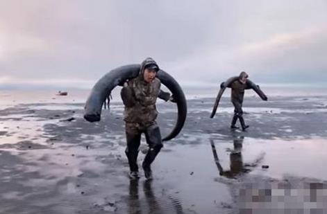 农民海边挖土 竟挖出巨额财富 农民海边挖土 竟挖出巨额财富