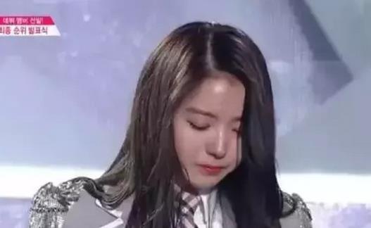 太尴尬了！这个女星捏了一下鼻子，竟然陷进去