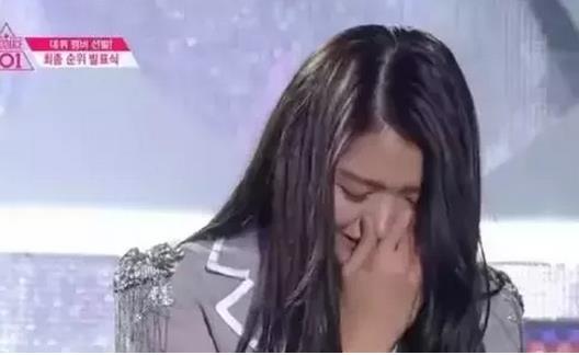 太尴尬了！这个女星捏了一下鼻子，竟然陷进去