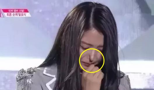 太尴尬了！这个女星捏了一下鼻子，竟然陷进去