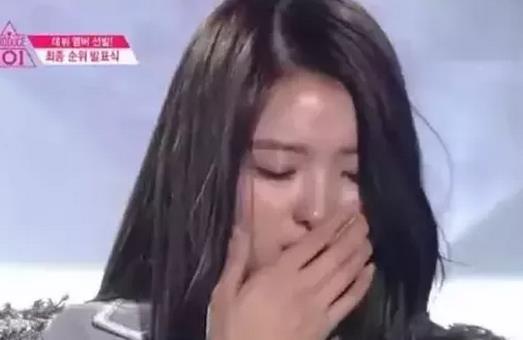 太尴尬了！这个女星捏了一下鼻子，竟然陷进去