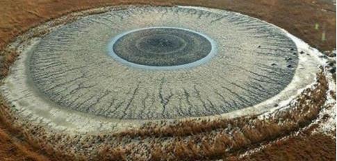 小伙发现一巨大眼睛近看冷汗直流!