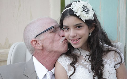 11岁女孩与57岁父亲结婚，知情人称其实另有隐情