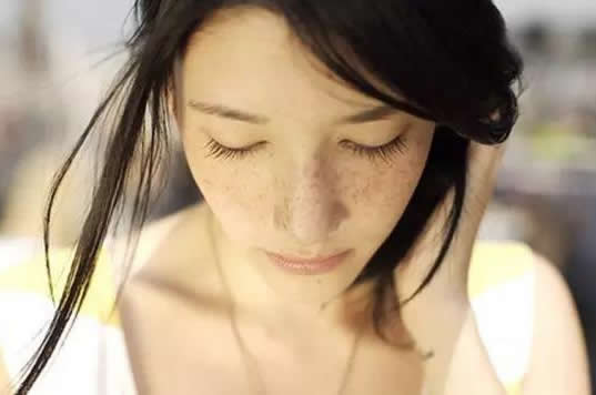 5个快速淡斑的小窍门:让色斑逐渐消失 5个快速淡斑的小窍门:让色斑逐渐消失