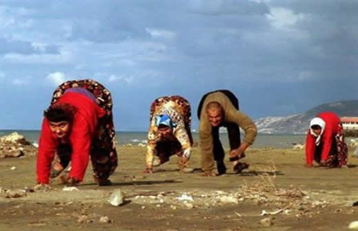 被诅咒家族成年只能四肢行走!(图) 被诅咒家族成年只能四肢行走!(图)