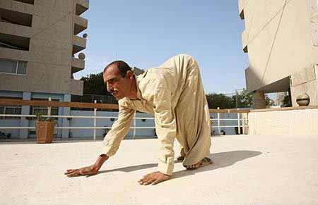 被诅咒家族成年只能四肢行走!(图) 被诅咒家族成年只能四肢行走!(图)