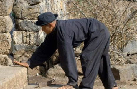 被诅咒家族成年只能四肢行走!(图) 被诅咒家族成年只能四肢行走!(图)