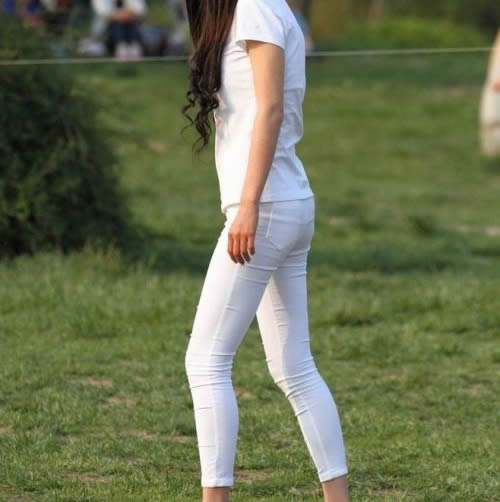 白凸紧身裤美女图片 美女尴尬紧身裤头图片