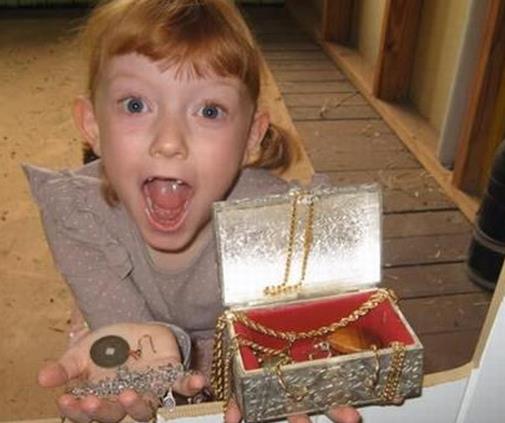 女孩发现神秘宝箱,打开全家人惊呆（图）