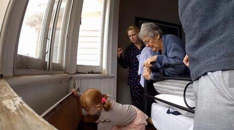 女孩发现神秘宝箱,打开全家人惊呆（图）