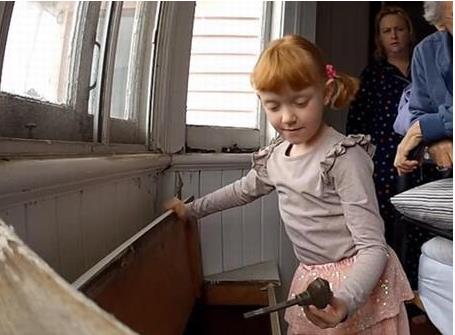 女孩发现神秘宝箱,打开全家人惊呆（图）