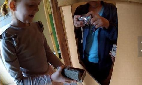 女孩发现神秘宝箱,打开全家人惊呆（图）