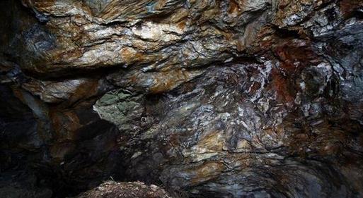 男女发现山洞闪金光进一看兴奋极了(图) 男女发现山洞闪金光进一看兴奋极了(图)